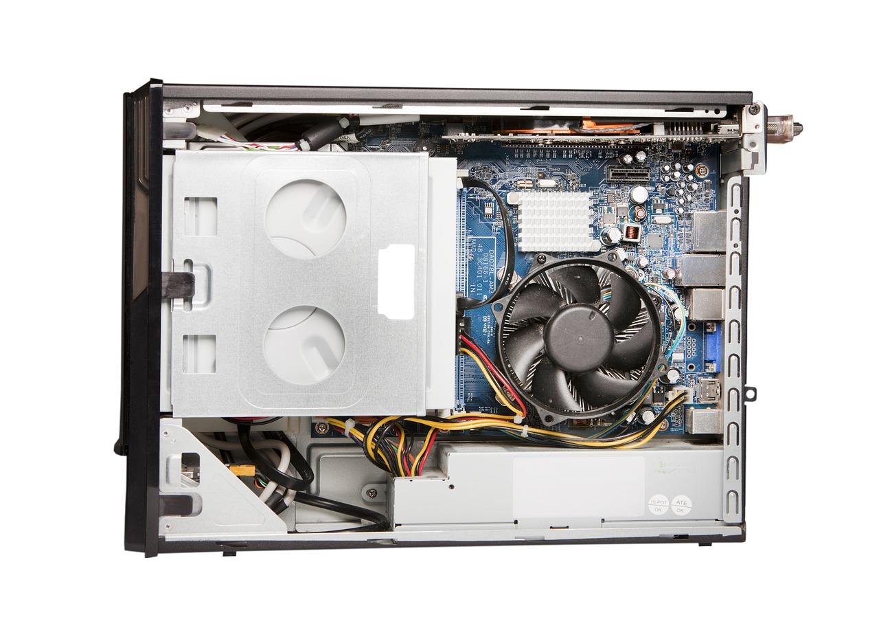 Pourquoi ne pas demander à votre prof d'informatique d'ouvrir votre PC pour vous expliquer les composants qu'il contient ?