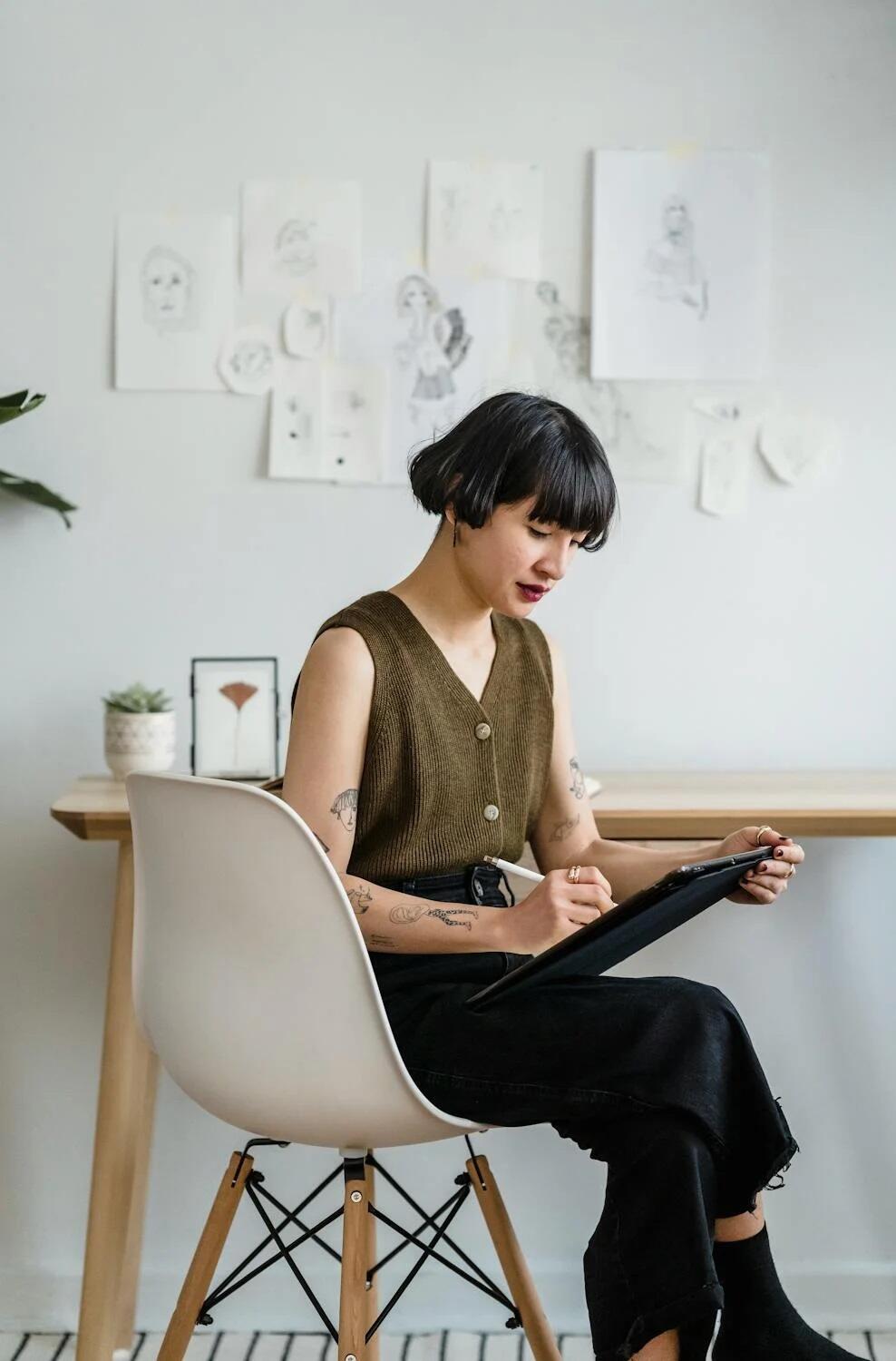 Une artiste dessine sur une tablette.