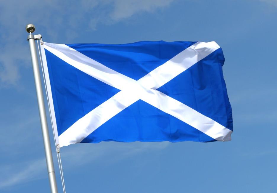 Une autre différence avec les jours du Royaume-Uni est que le jour de Saint-Andrew, le drapeau de l'Union ne sera piloté que si le bâtiment a plus d'un mât - le Saltire ne sera pas abaissé pour faire place au drapeau Union s'il n'y a qu'un seul mât.