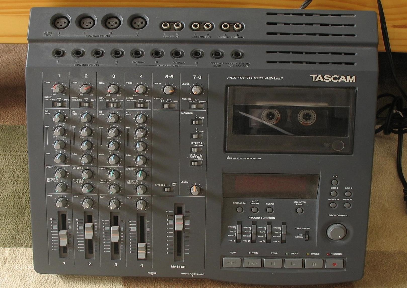 Un enregistreur de voix et une table de mixage sont nécessaires pour capturer votre voix au format MP3 ou WAV avec une qualité audio indispensable à la prise de son avant l'usage d'un logiciel pour l'édition audio façon Audio Recorder.