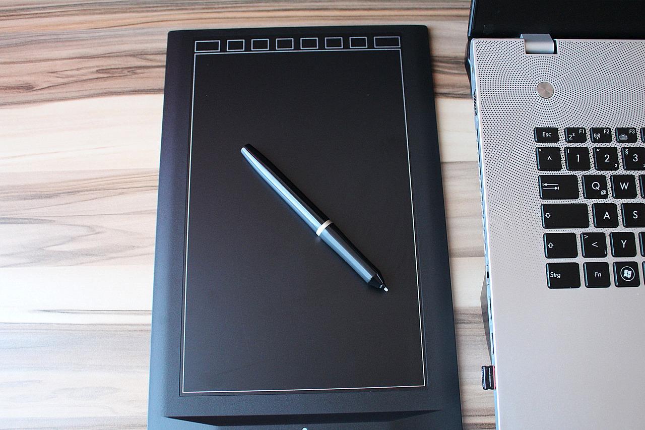 Dessinateurs ou infographistes utilisent des tablettes pour le dessin assisté par ordinateur.