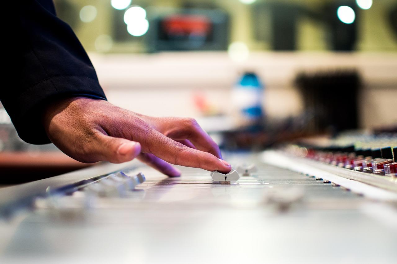 Alt + Shift + touches d’augmentation ou de diminution du son pour mieux écouter la musique.