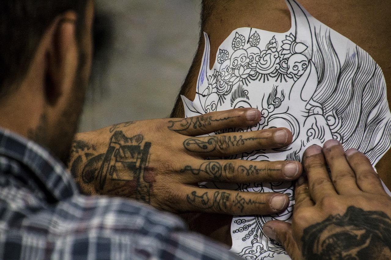 Comment reproduire un dessin sur la peau ? Les tatoueurs peuvent le décalquer pour avoir la base de travail.