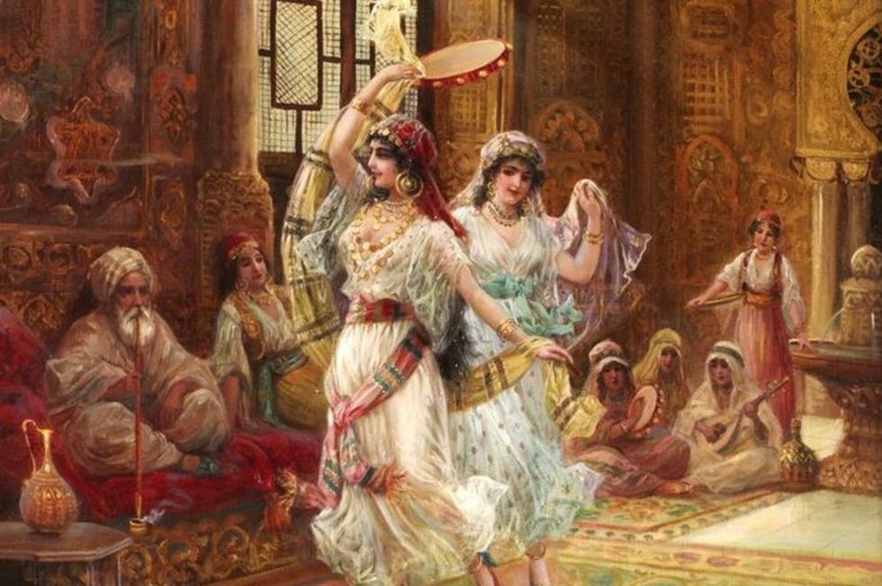 À l'origine une danse populaire du Moyen-Orient, elle a évolué pour prendre différentes formes selon le pays et la région, à la fois en costume et en style dance.