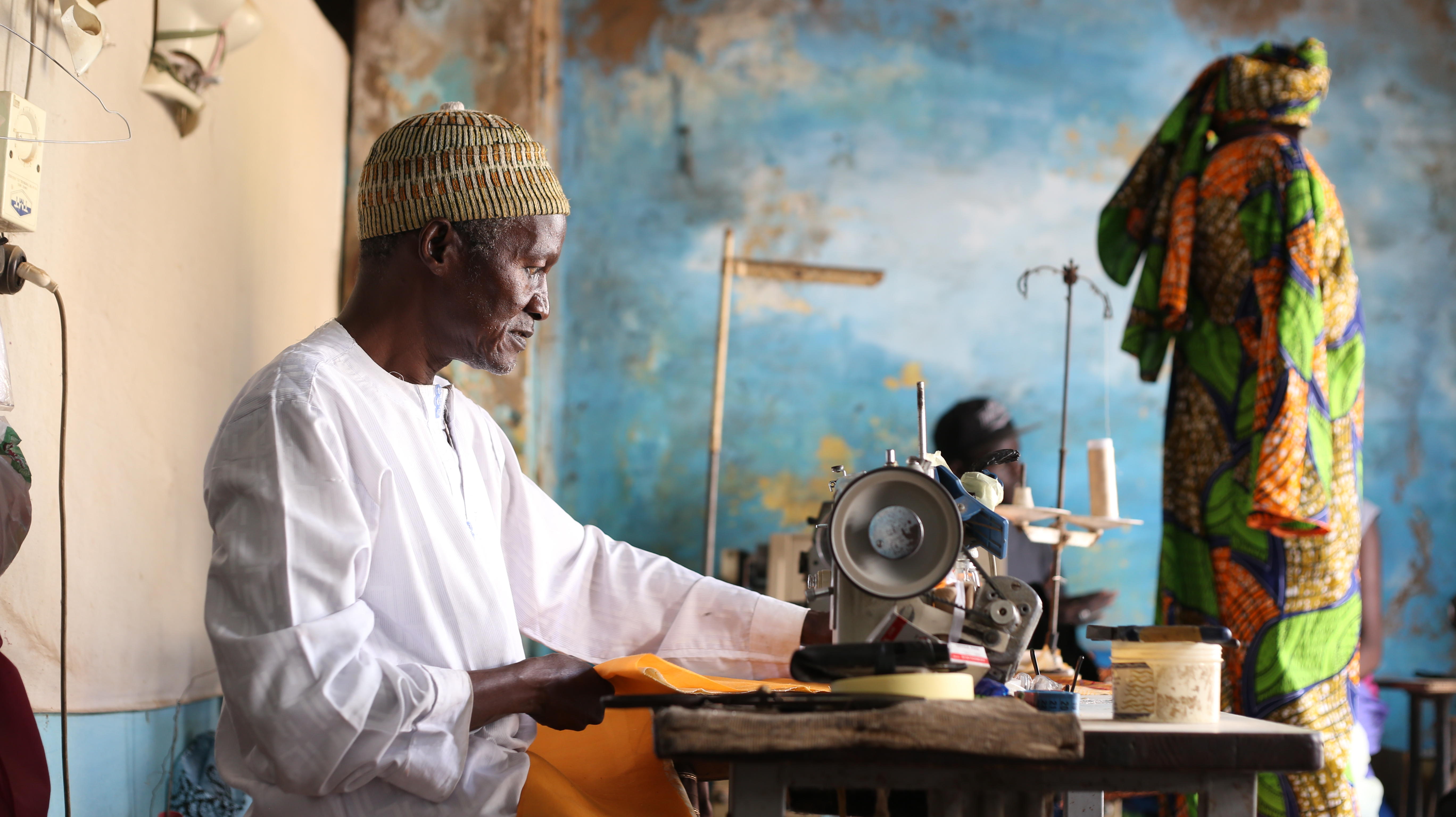 Comment les stylistes africains revendiquent-ils leur africanisé dans leurs créations ?