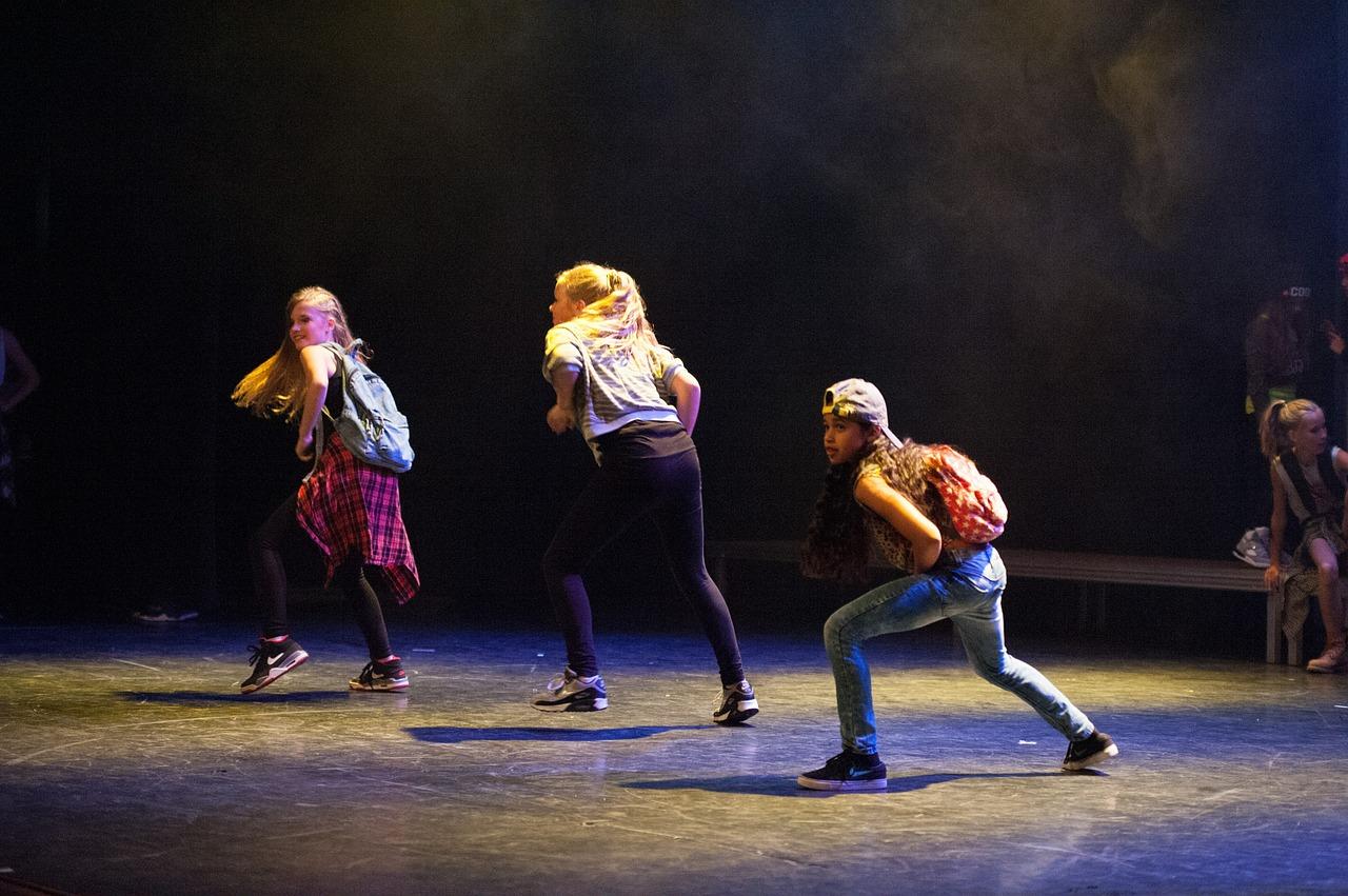 La danse moderne compte de nombreux types de danses : hip-hop, moderne jazz, break dance... Les enfants aussi aiment apprendre ces danses.