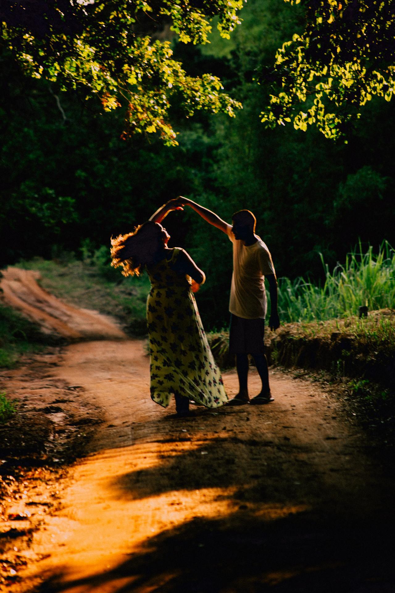 Un couple danse sur un chemin de terre. 