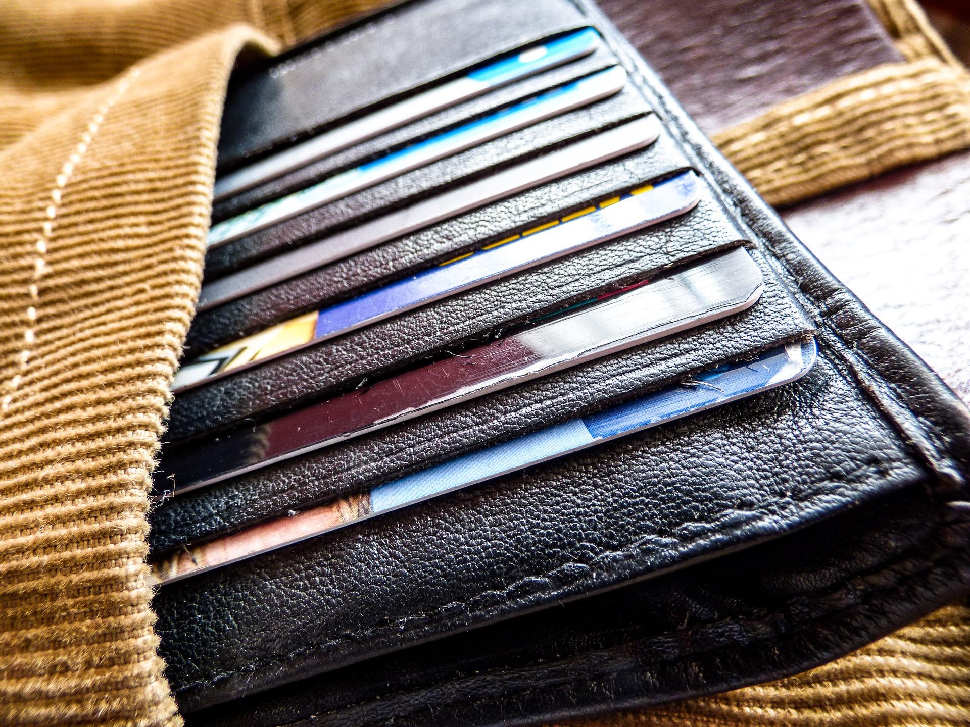 Recycler les tissus permet de faire de belles choses sans racheter de matériel de couture.