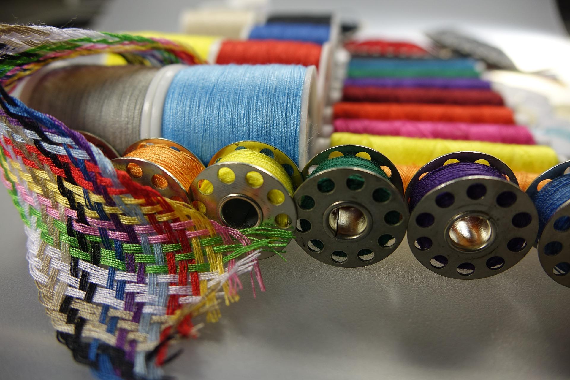 Fil à coudre, ciseaux, crayons, tissus, mètre : tout le nécessaire de couture en quelques mots.