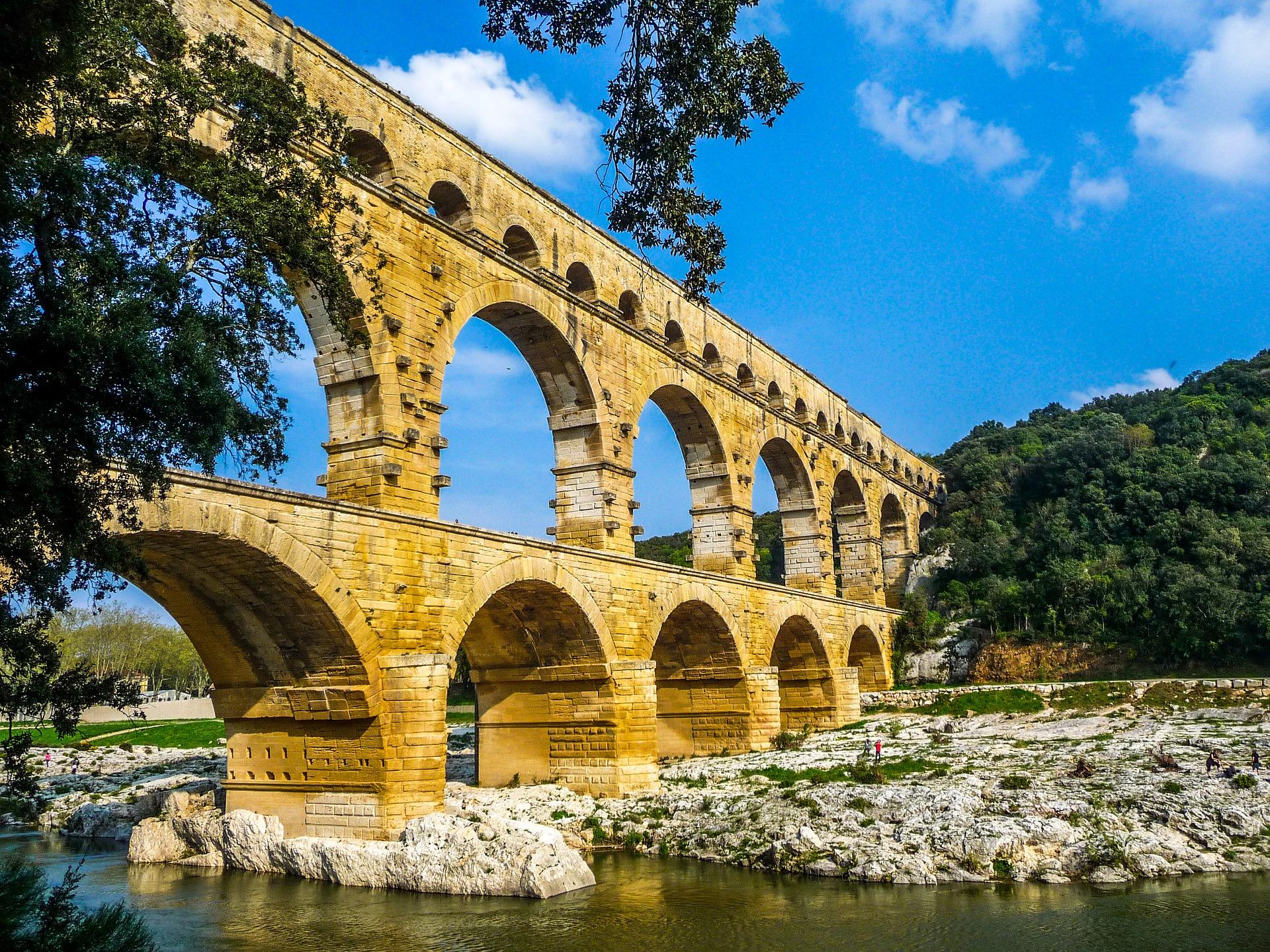 Le latin n'est plus usité, tout simplement parce que l'Empire de Rome n'est plus.