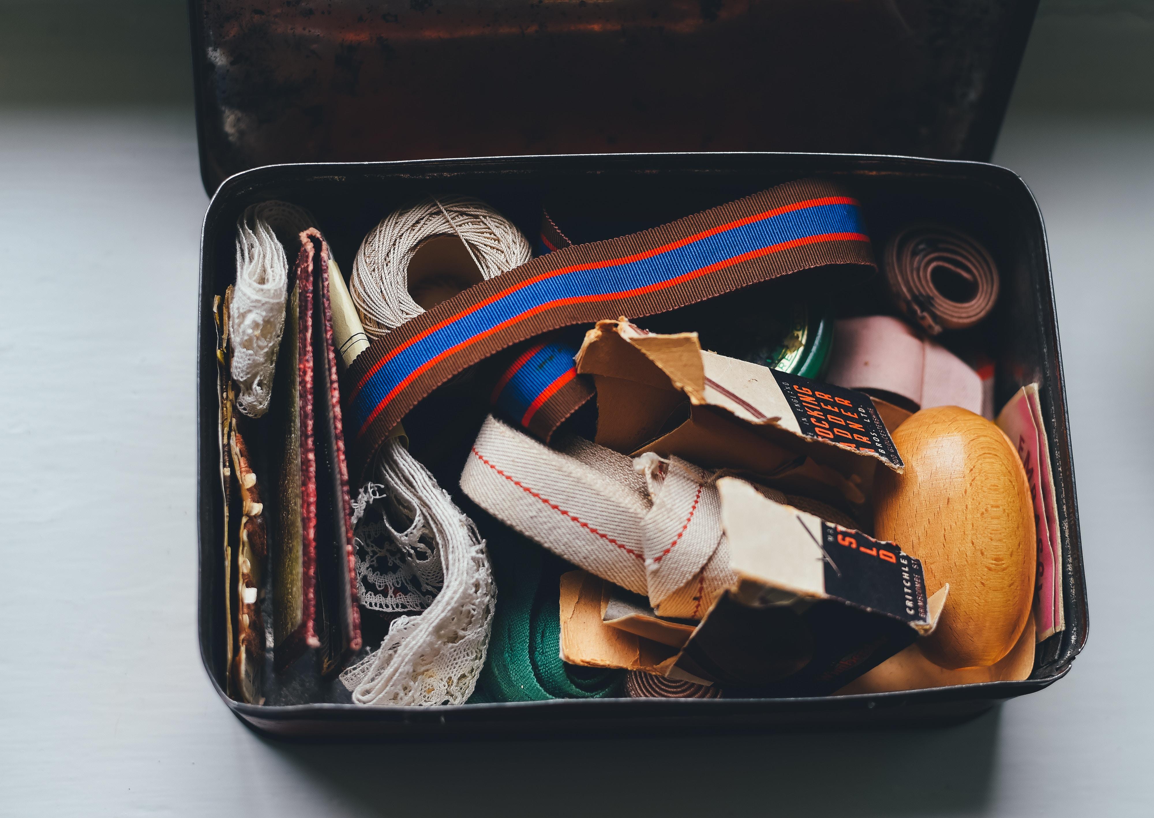 La trousse de couture avec ciseaux de couture est à acheter en magasin de tissus avant tout stage de couture ou des cours de couture en ligne en vue de se faire une robe d'été à encolure ou un sarouel avec mes tissus.