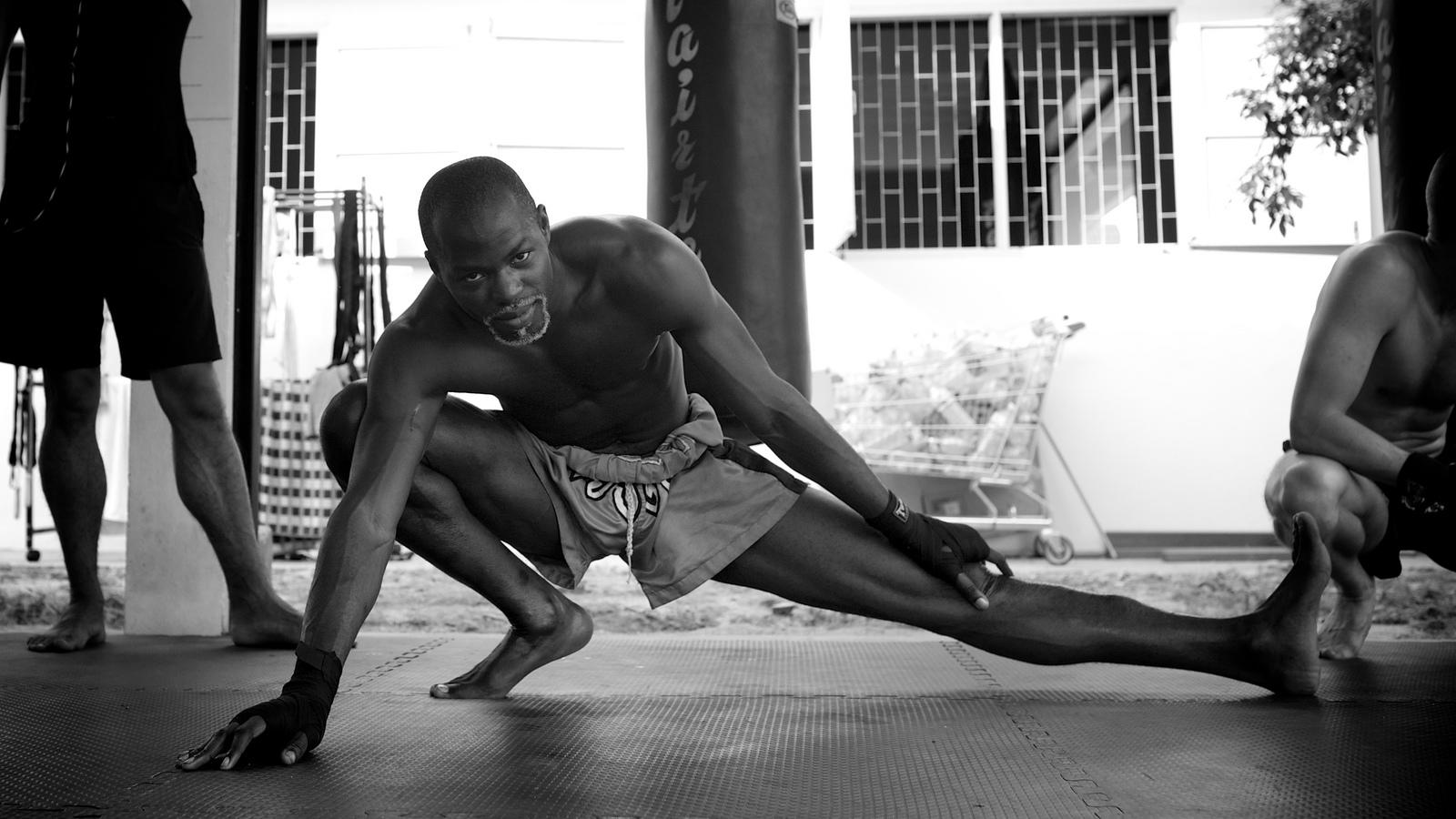 En boxe thaï, le corps est très sollicité : il faut le préparer au combat.
