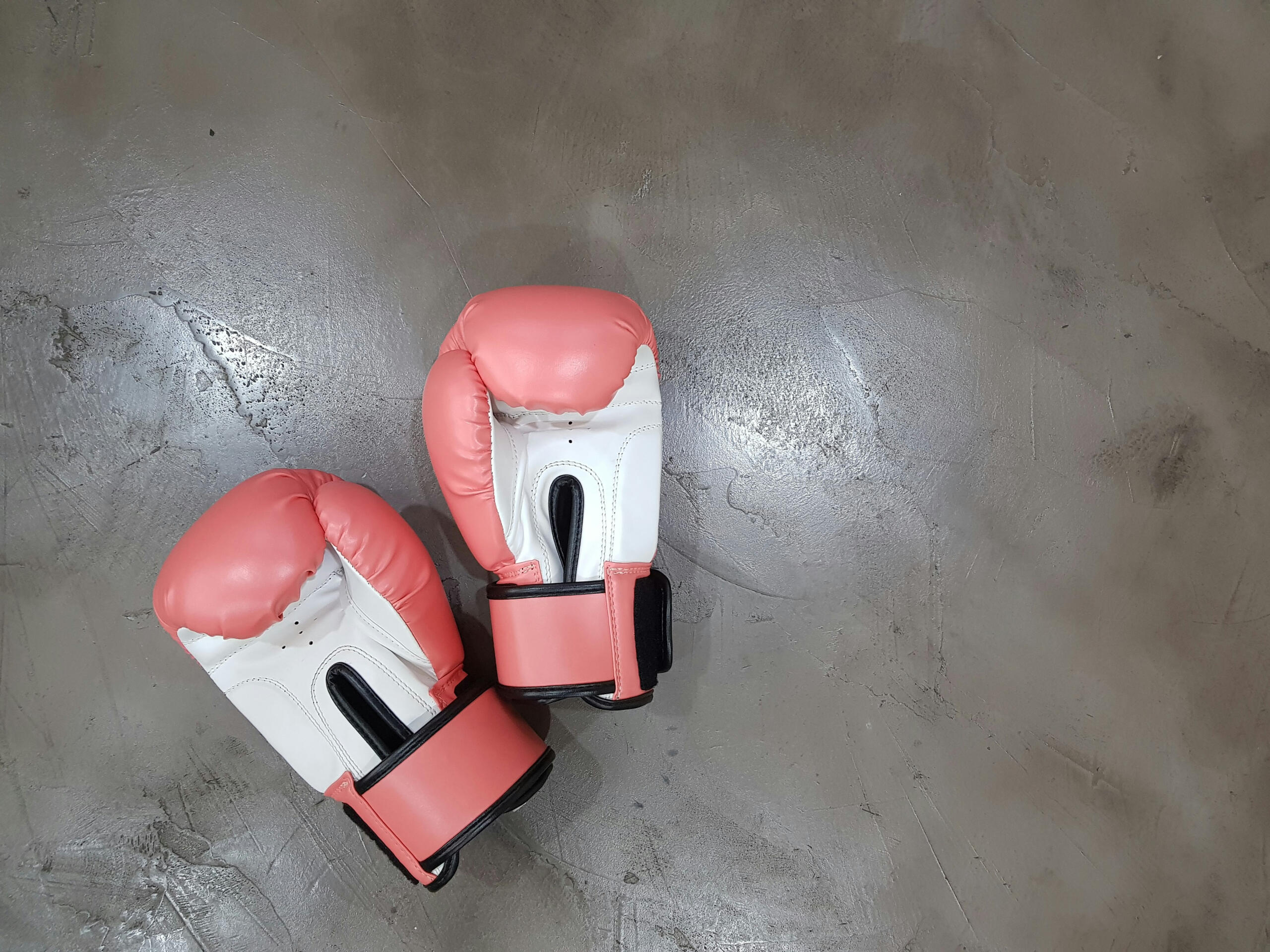 Des gants de boxe posés sur un ring.