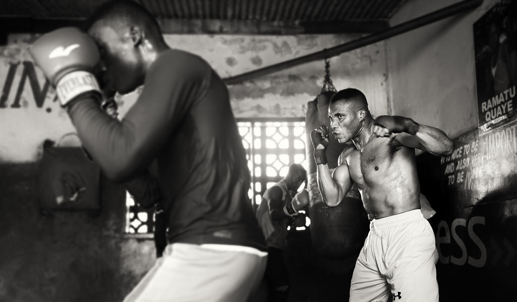Corde à sauter, équipement de boxe, pattes d'ours et haltères seront nécessaires pour un coaching sportif digne de votre matériel de boxe.