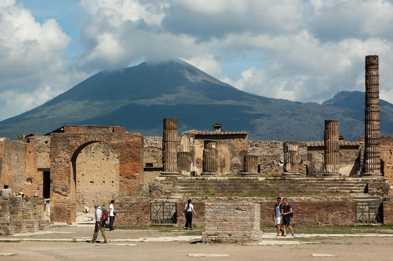 Jouer pour apprendre le latin permet de découvrir comment les habitants de cette ville furent surpris par les cendres pyroclastiques du volcan napolitain...