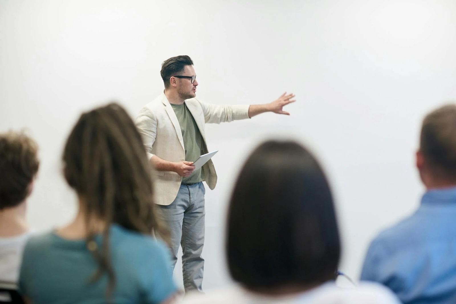 Un professeur enseigne à des élèves latinistes. 