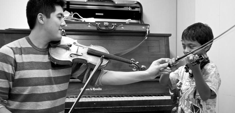enfant apprenant à maîtriser le violon avec son professeur particulier