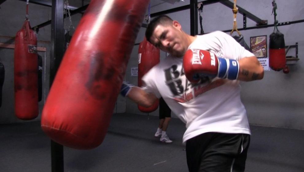 La boxe française un sport de combat où il faut se protéger (protège dents, genouillères etc...). 