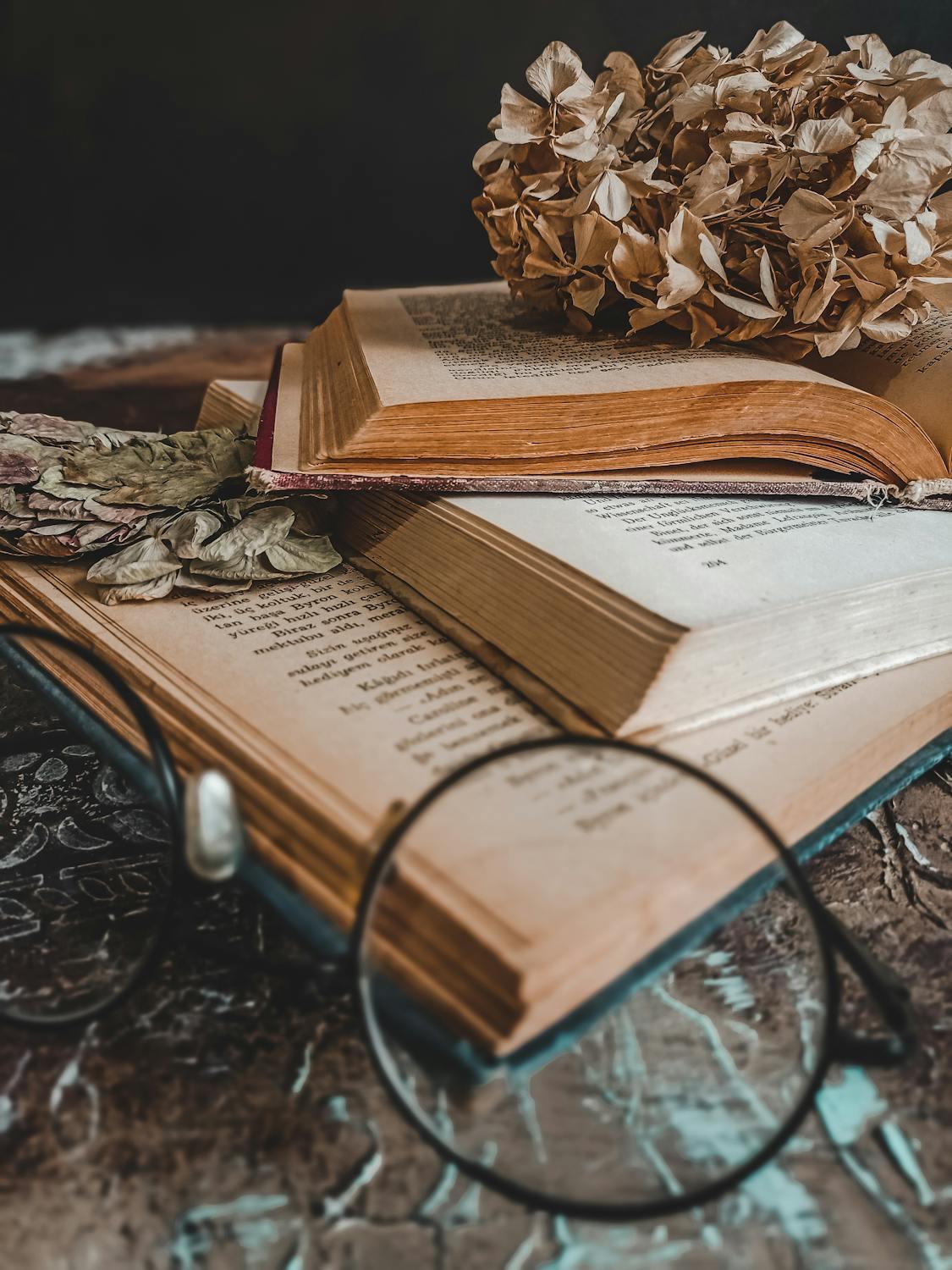Livres anciens superposés sur une table.