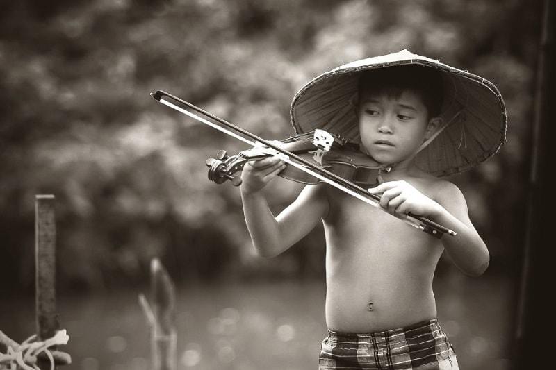 Les avantages d'apprendre un instrument seul.