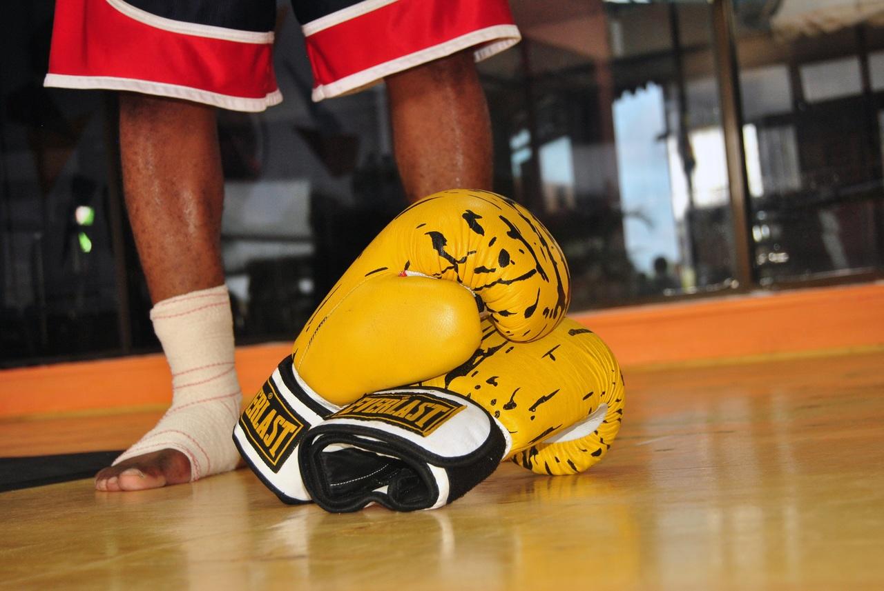 Un éducateur sportif de cours adultes (boxe entrainement) mettra à votre disposition un sac de frappe autoportant et du matériel de musculation pour évacuer le stress avec médaille d'or.