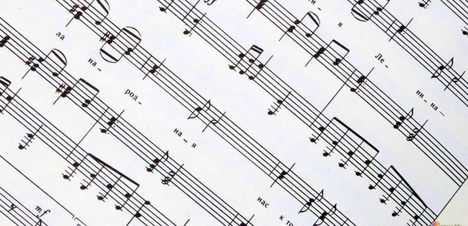 Comment jouer un morceau en lisant les notes ?