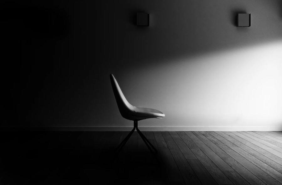 La presénce d'ombres sur une photo dépend de la position et de la taille de la source de lumière