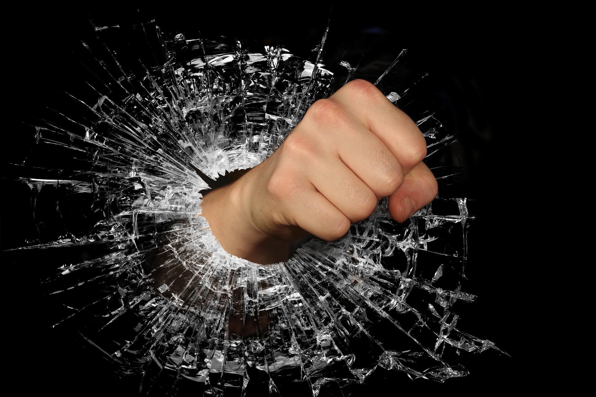 Boxer sans gants est interdit autant que dangereux.