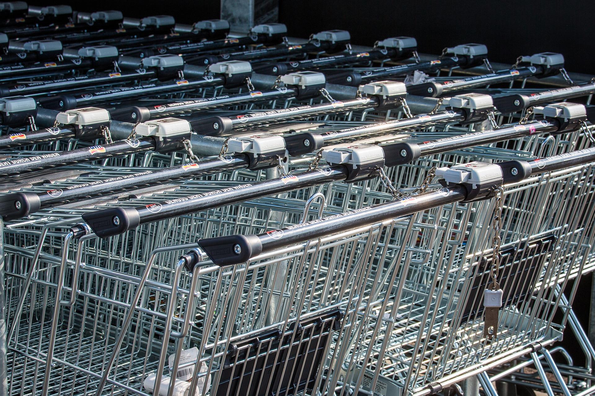 Choisir les magasins spécialisés plutôt que les grandes surfaces pour remplir son sac de sport.