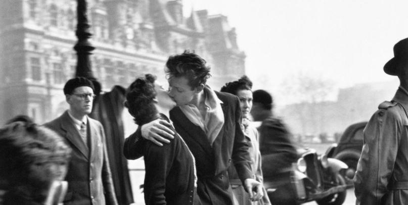 Cette photo a été prise devant l'Hôtel de Ville de Pariis en 1950