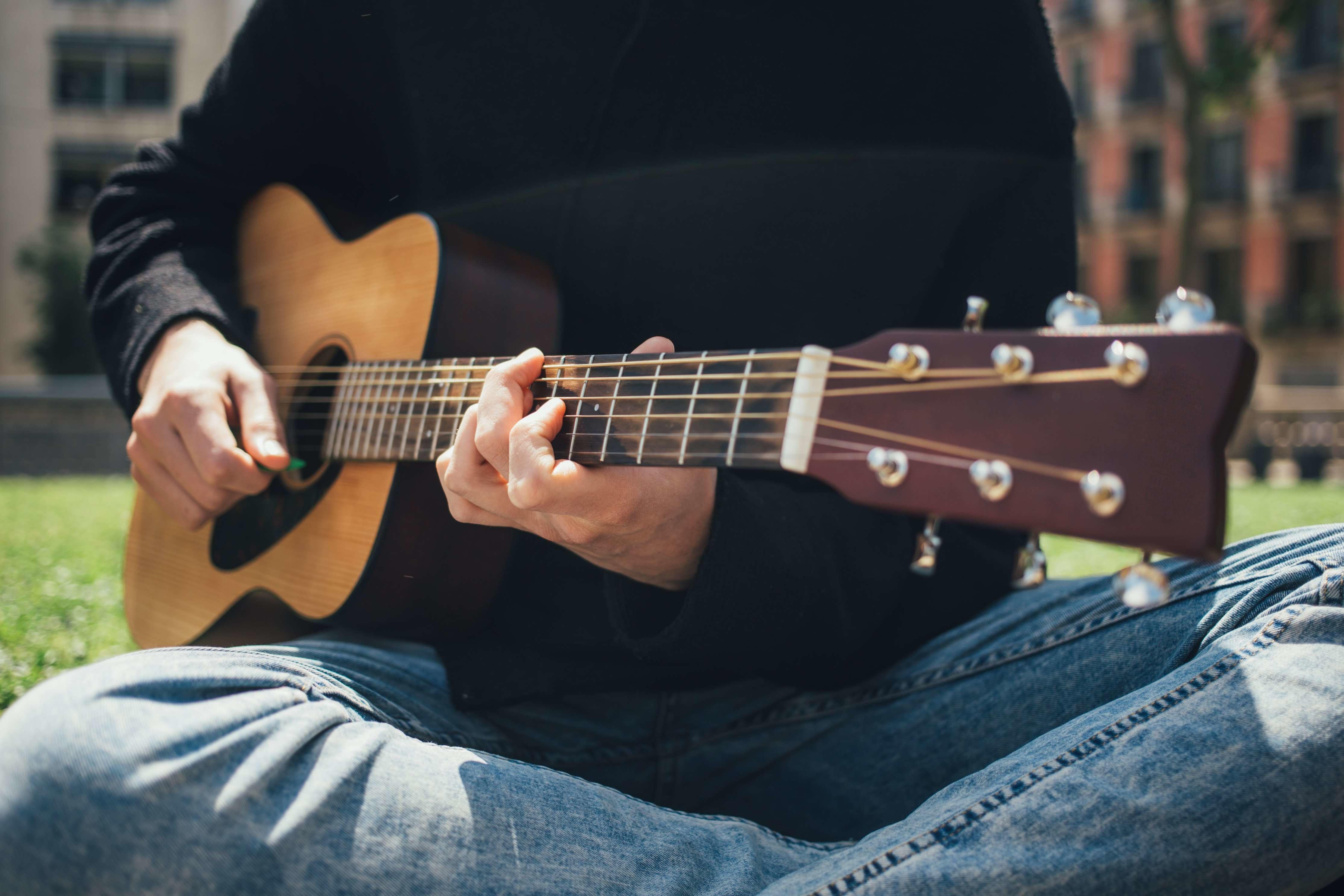 Comment s'entraîner gratuitement à la guitare sèche ?