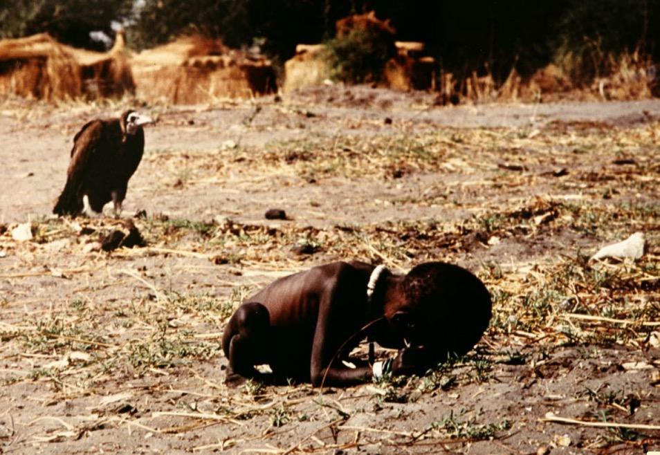 Ici, la terrible photo de Kevin Carter, "la fillette et le vautour", au Soudan.