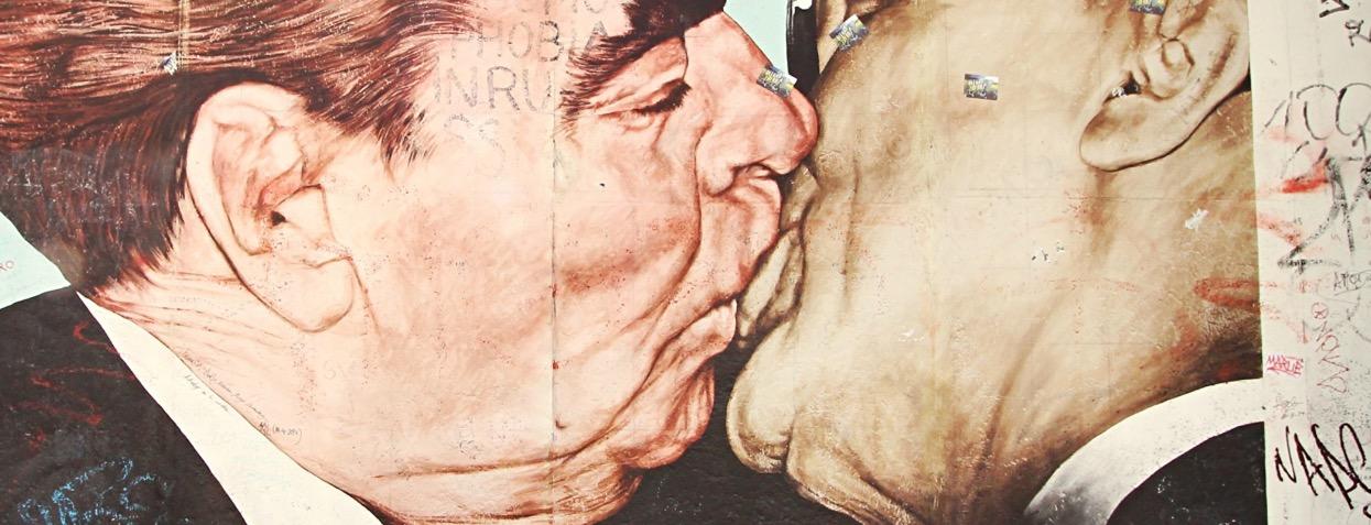 Ces photos mythiques qui ont marqué l'histoire - Aujourd'hui, la photo devenue iconique du baiser entre Brejnev et Honecker à Berlin en 1979.