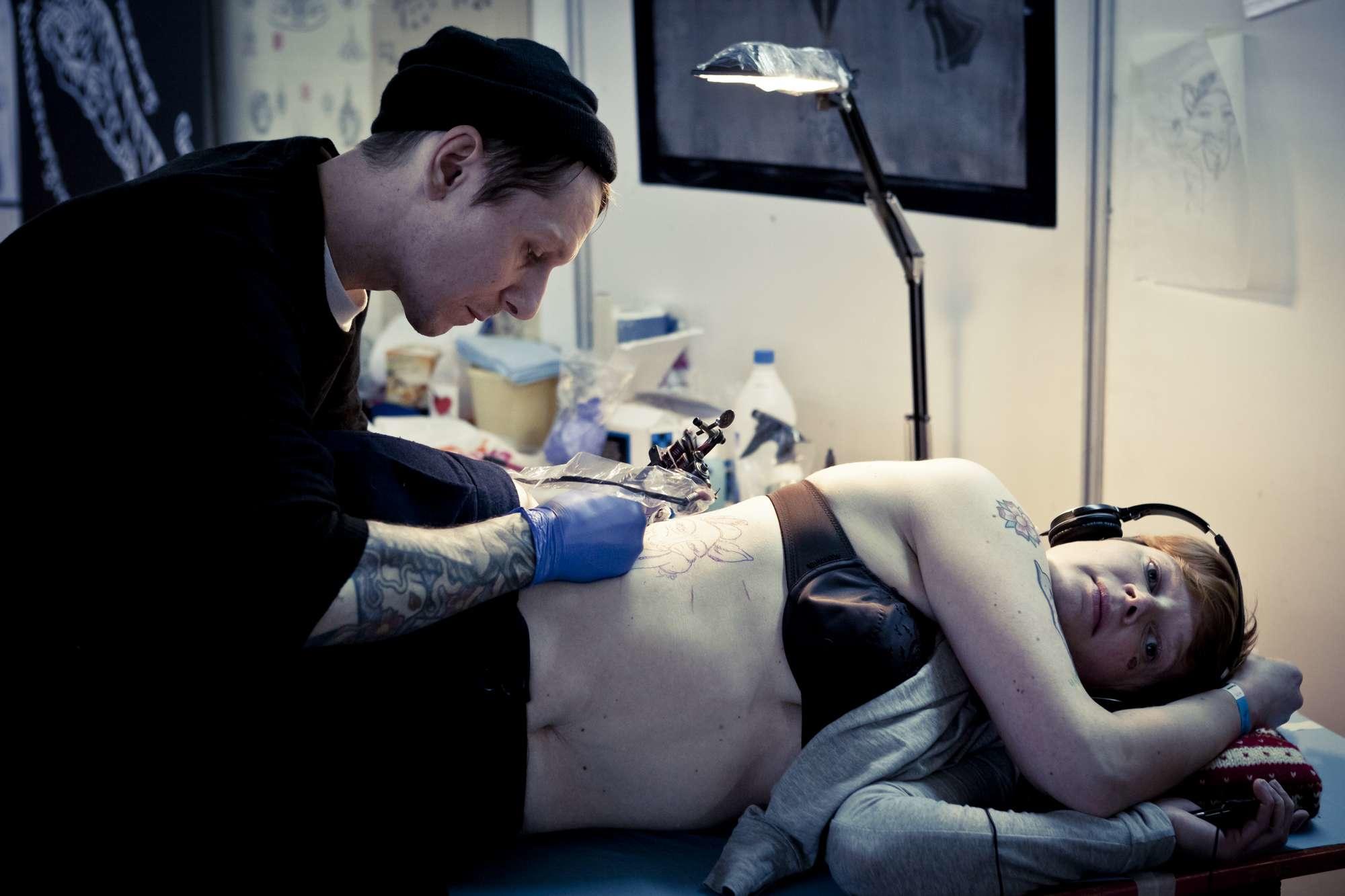 Pour éviter les mauvaises surprises, il faut beaucoup discuter avec le tatoueur avant l'opération.