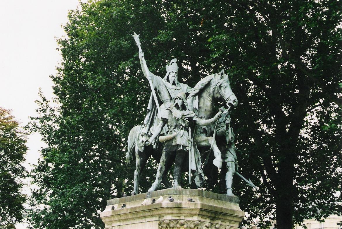 Quel est le nom latin de Charlemagne ? 