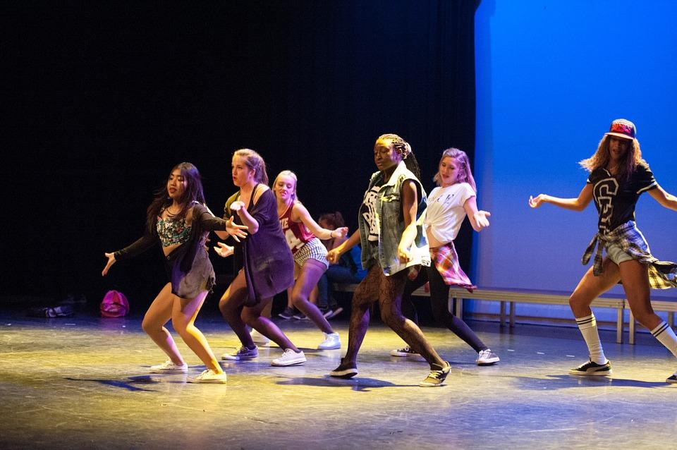 La danse en groupe, idéale pendant des cours de danse