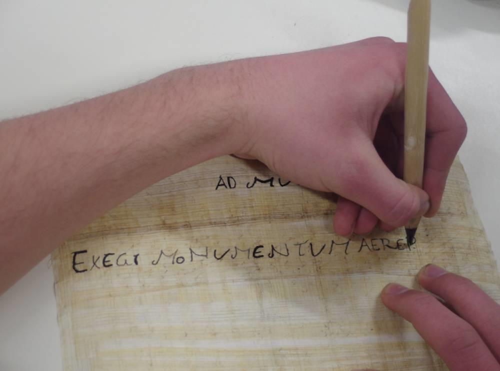 Quand vous saurez écrire latin correctement, essayez-vous sur du parchemin.