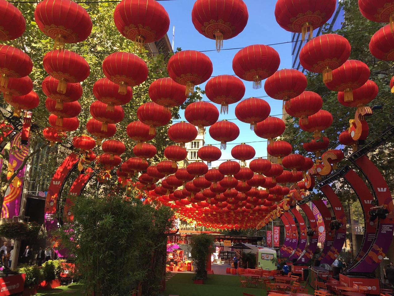 La traditionnelle lanterne rouge enluminera prochainement les villes du monde : c'est bientôt la Fête du Printemps !