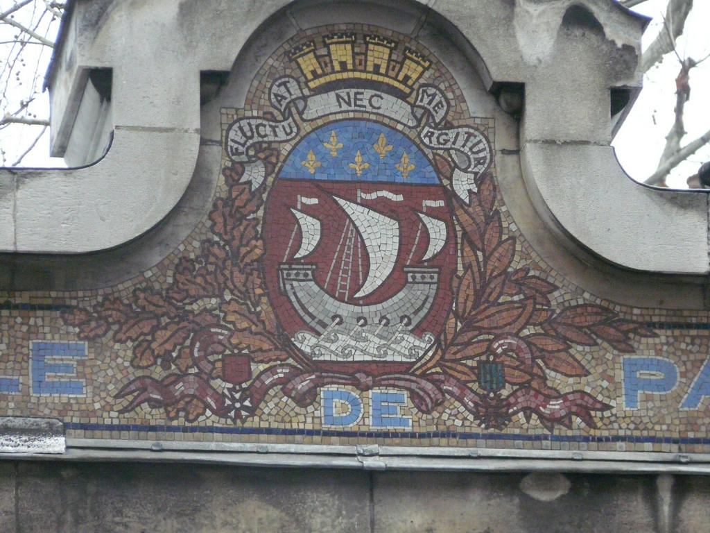 Depuis quelle année Paris a-t-elle une devise latine ? 