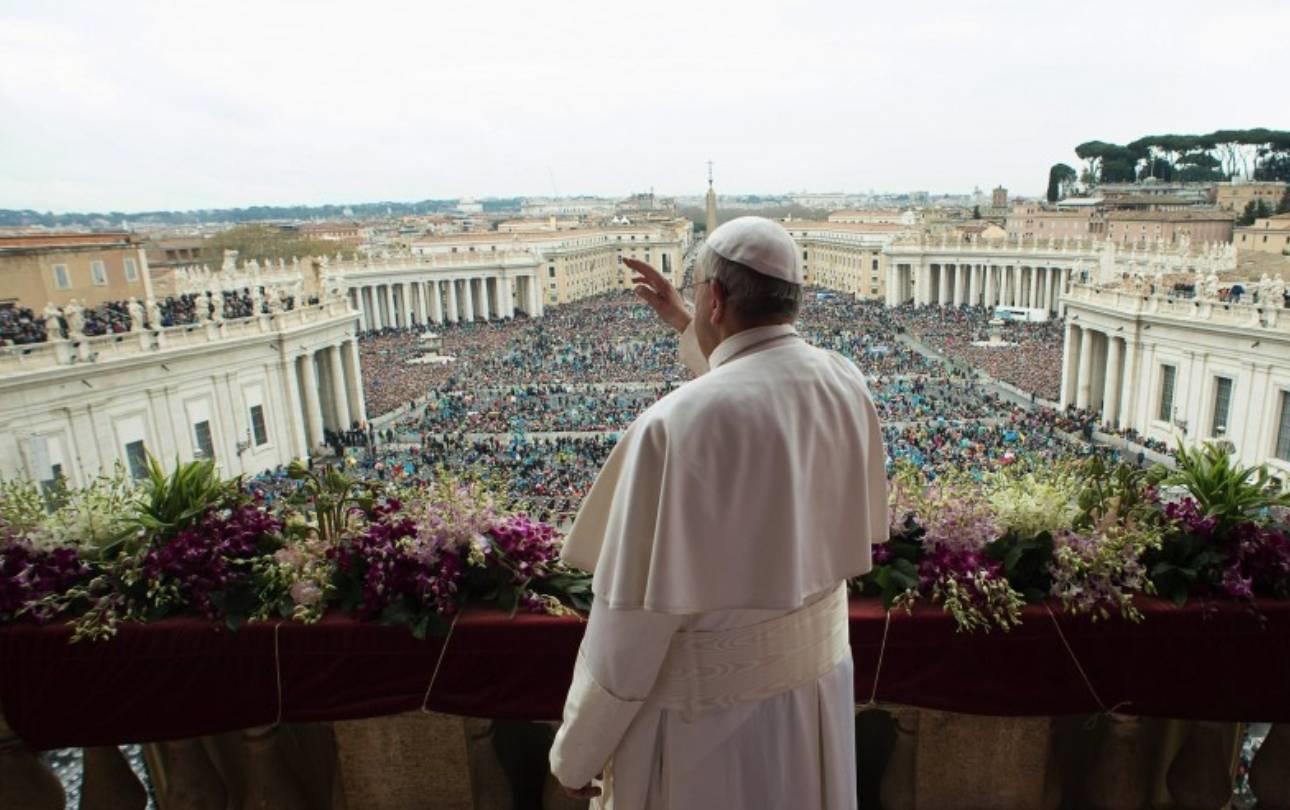 Le Pape utilise encore des phrases latines pour s'adresser au peuple. 