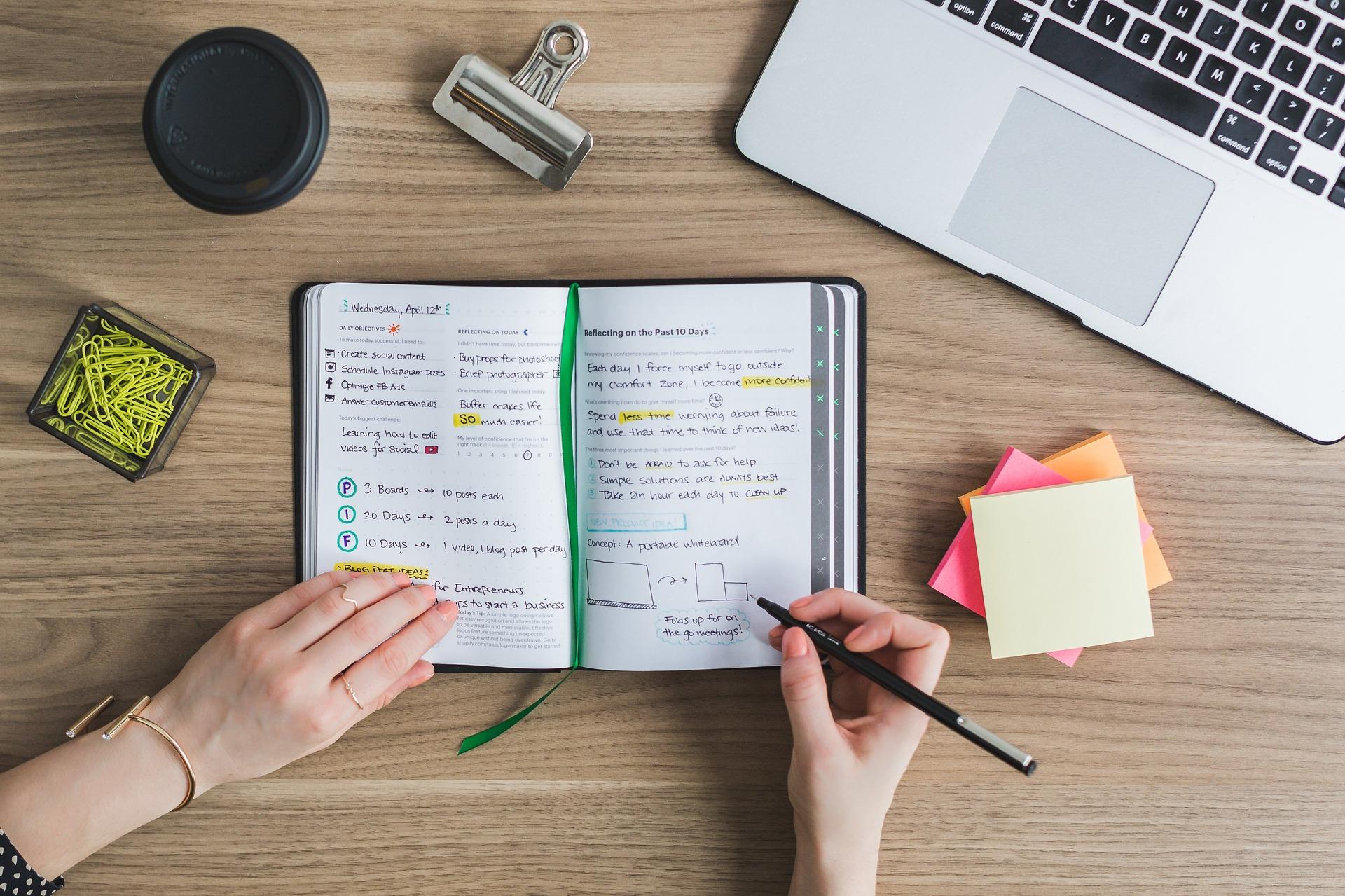 Consulter son agenda pour faire ses devoirs de français.