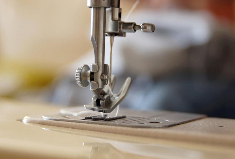 Coudre à la main ou à la machine à coudre ?