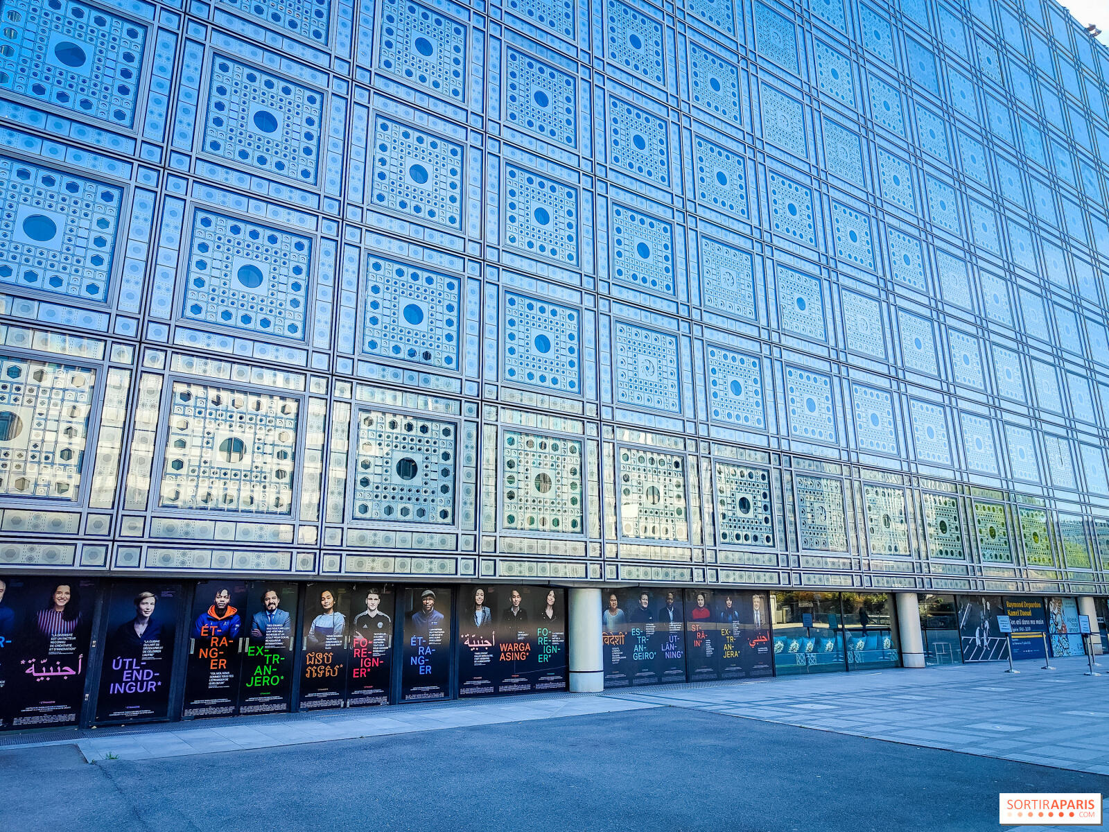 Photo de la façade de l'Institut du Monde Arabe parisien