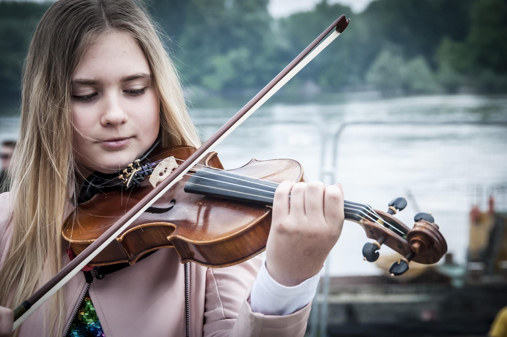 jeune fille jouant du violon en pleine rue