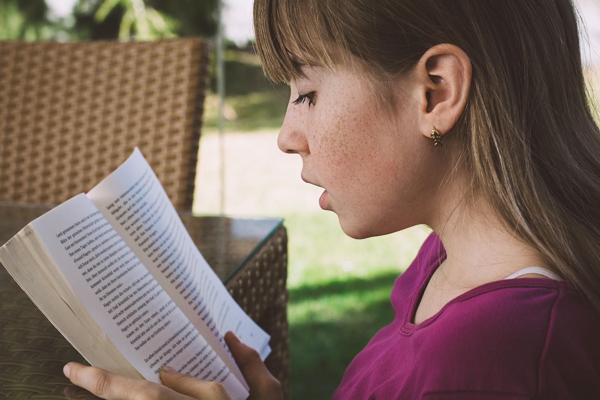 Prendre un livre doit devenir un réflexe pour l'enfant.