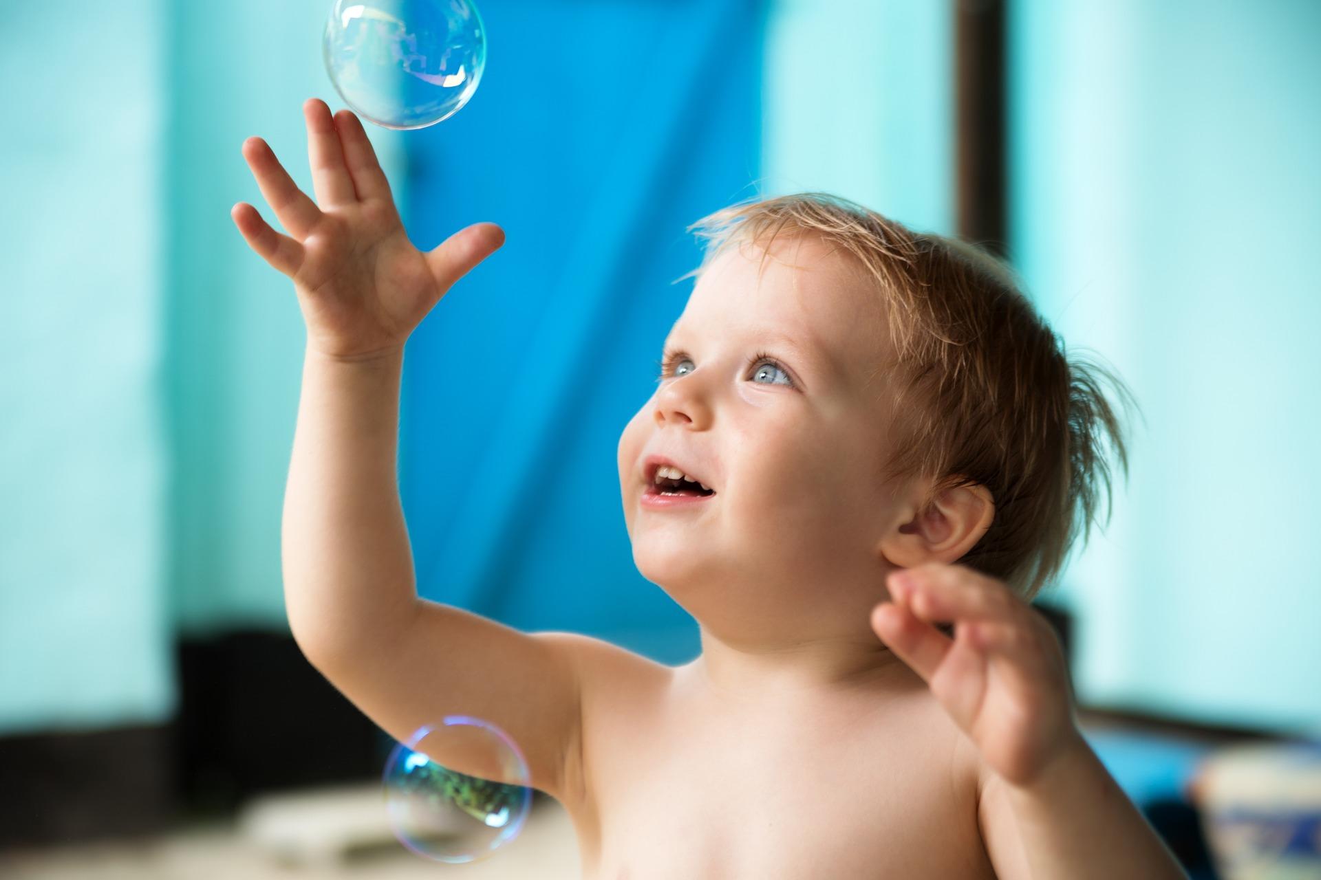 Etudier le vocabulaire de sa langue maternelle : comment s'appelle ce cercle de savon ?