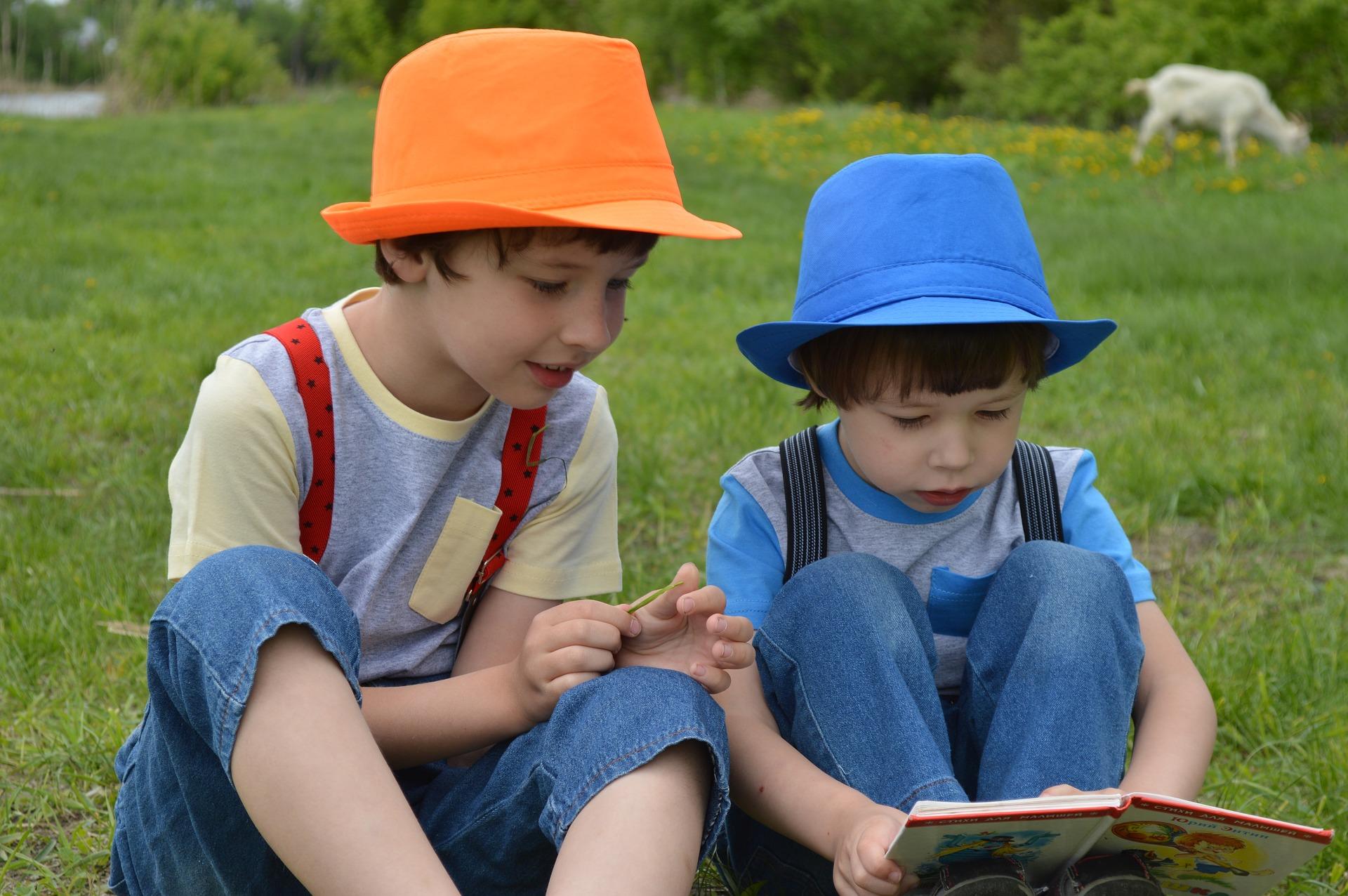 La lecture dès le plus jeune âge aide à la scolarité.