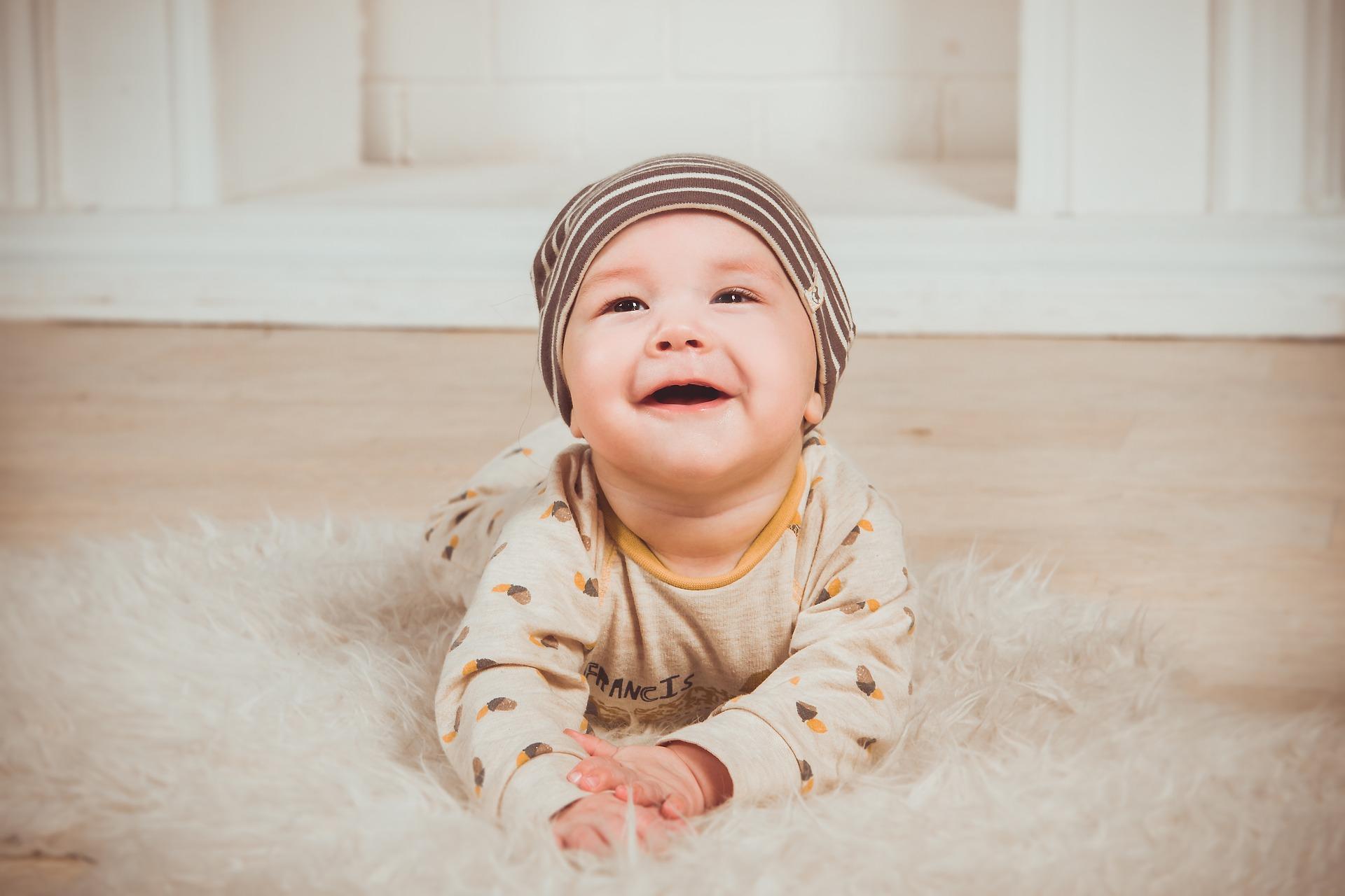 Apprendre l'alphabet aux enfants le plus tôt possible mais attendre au moins 4 ans.