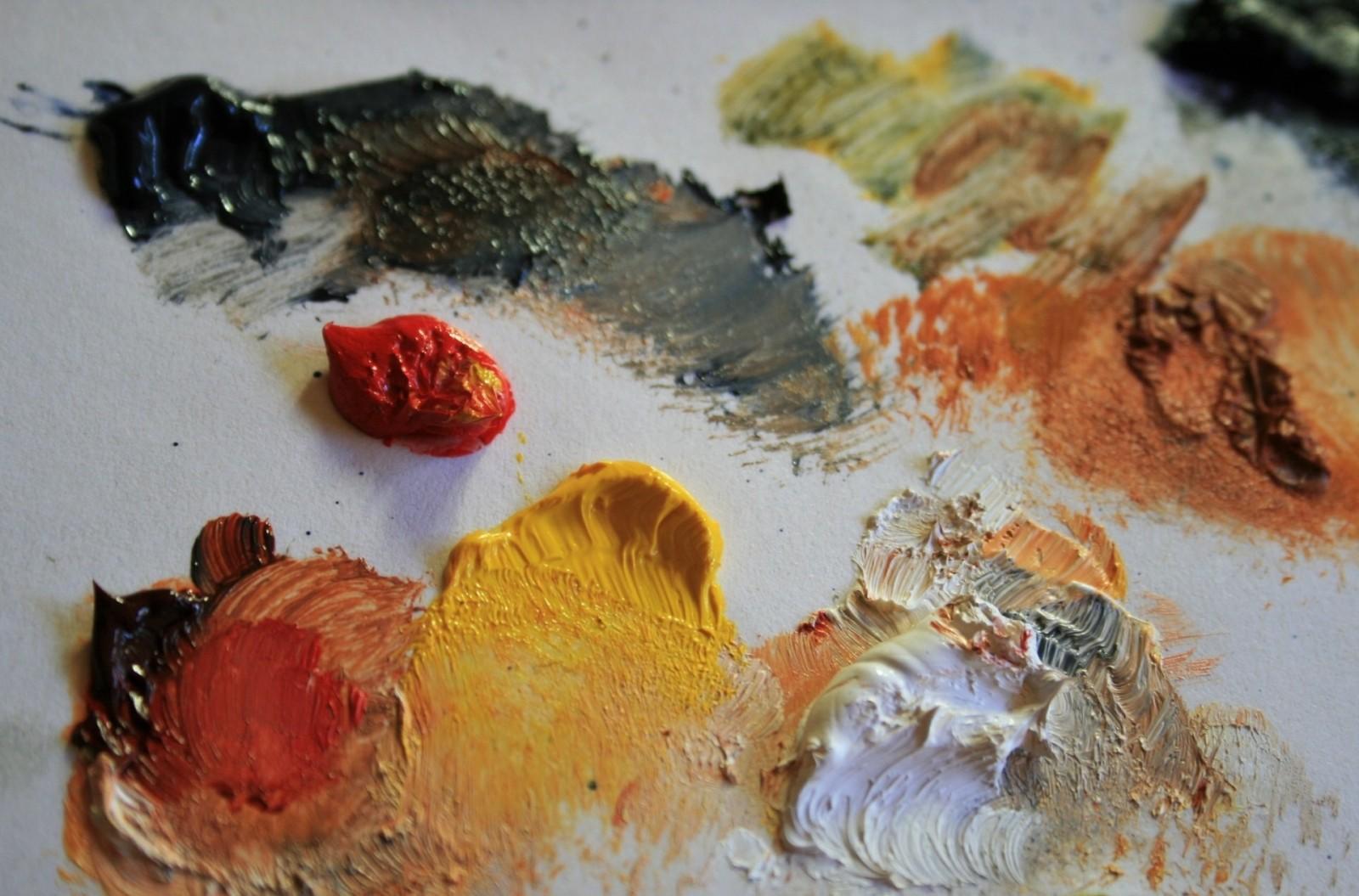 De quoi se compose le programme arts plastiques selon la filière ?