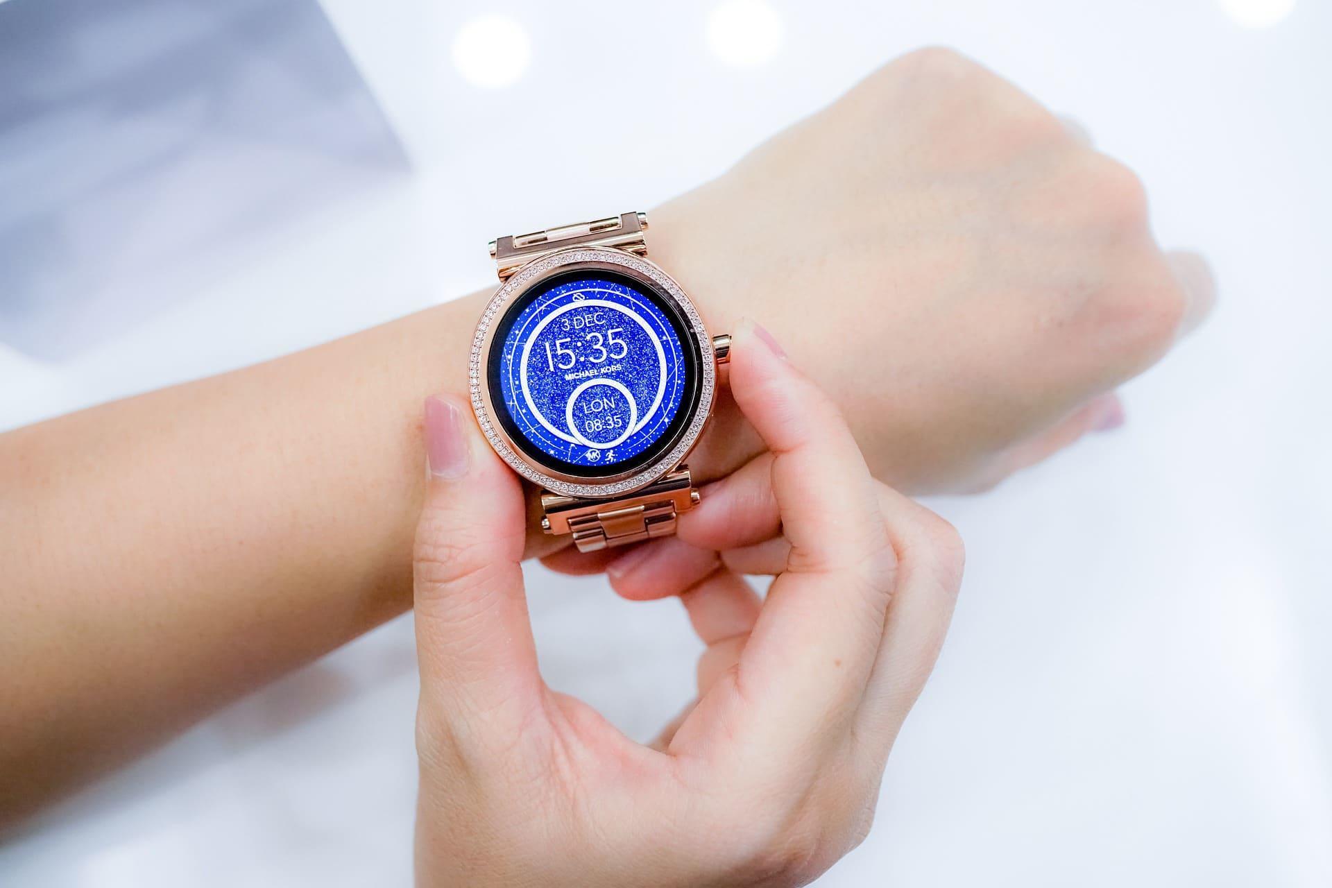 Combien coûte une montre connectée rose ?